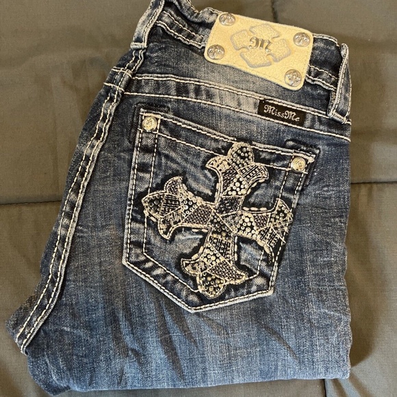 Miss Me Denim - Miss Me Mid Rise Cuffed Skinny Jean Size 27 Rhinestone Cross